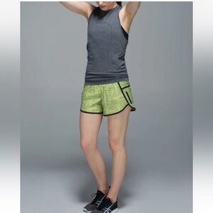 Lululemon Tracker Shorts Dottie Dash Clarity Yellow Black Zip Pocket Sz 6